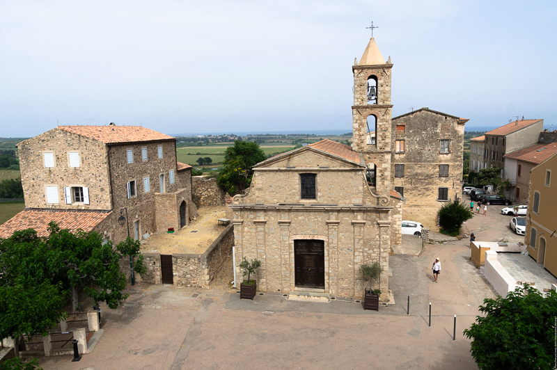 L'église au centre du village